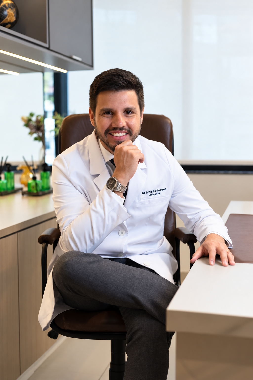 Dr. Moisés Borges em seu consultório